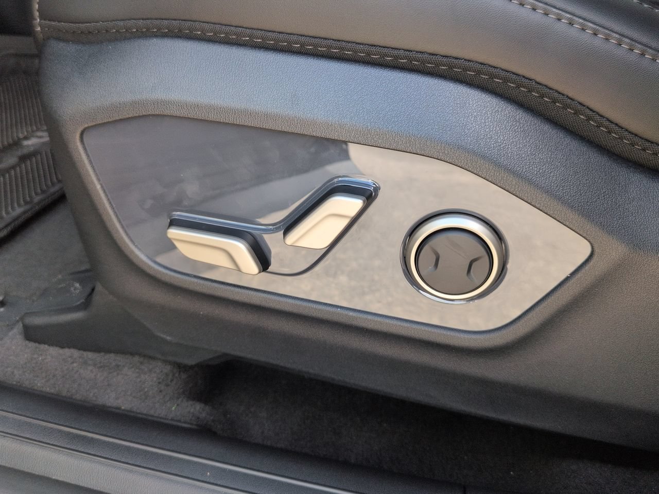 New 2027 Ebony Black Kia S image 23
