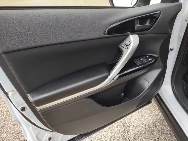 Certified Used 2024 White Mitsubishi  image 10