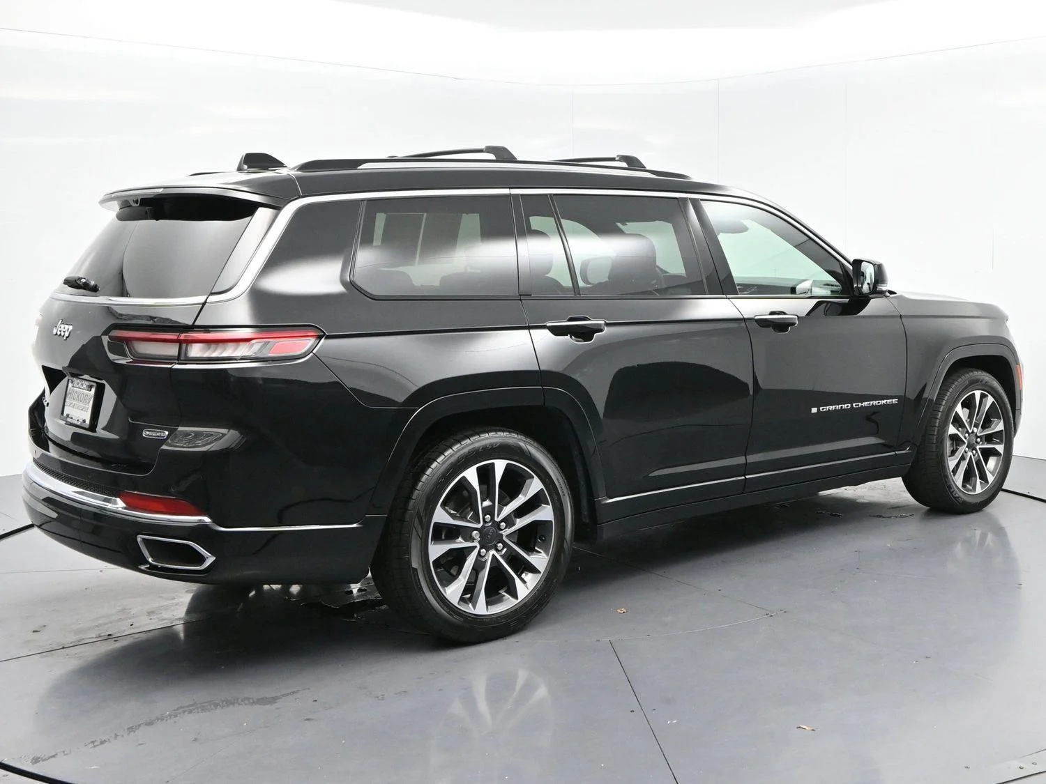Used 2023 Diamond Black Crystal Pearlcoat Jeep Overland image 7