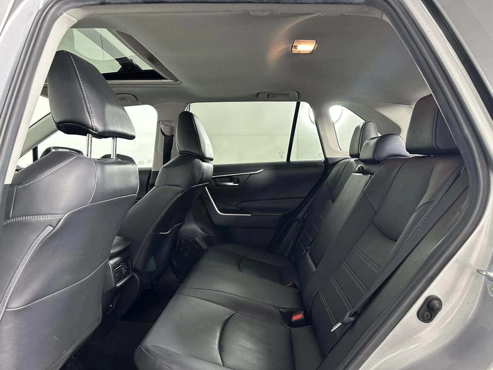 Used 2021 Silver Sky Metallic Toyota XLE Premium image 19