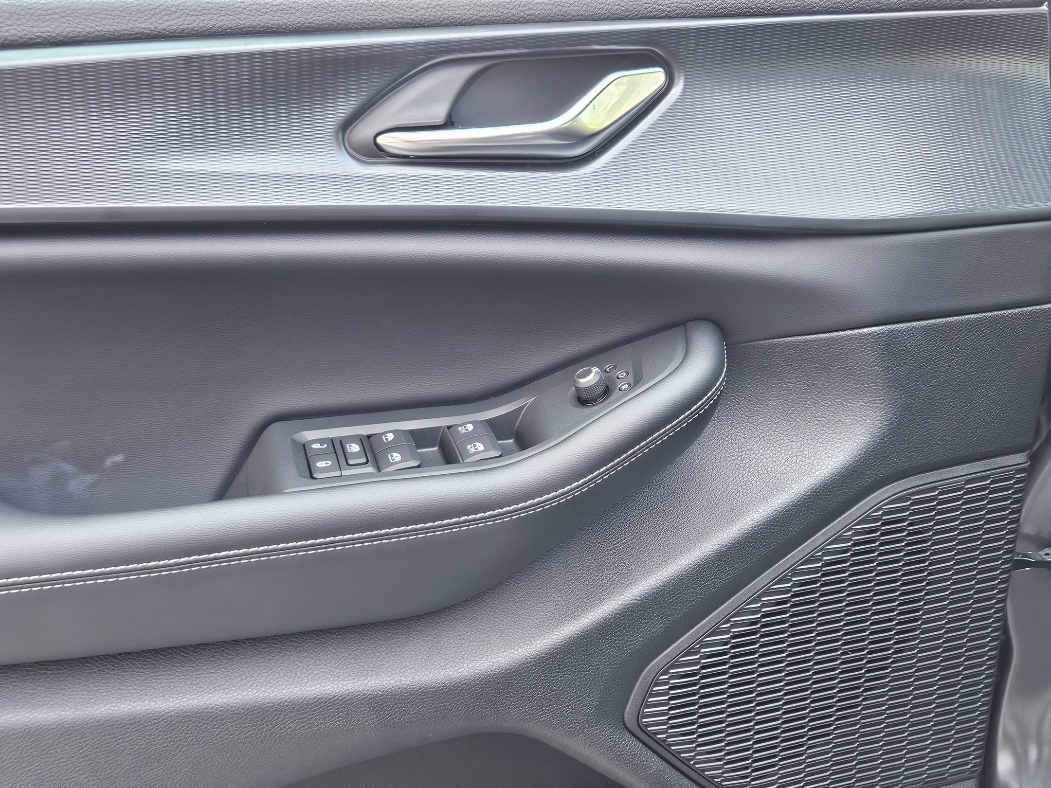 New 2026 Baltic Gray Metallic Clear-Coat Exterior Paint Jeep Laredo X image 17
