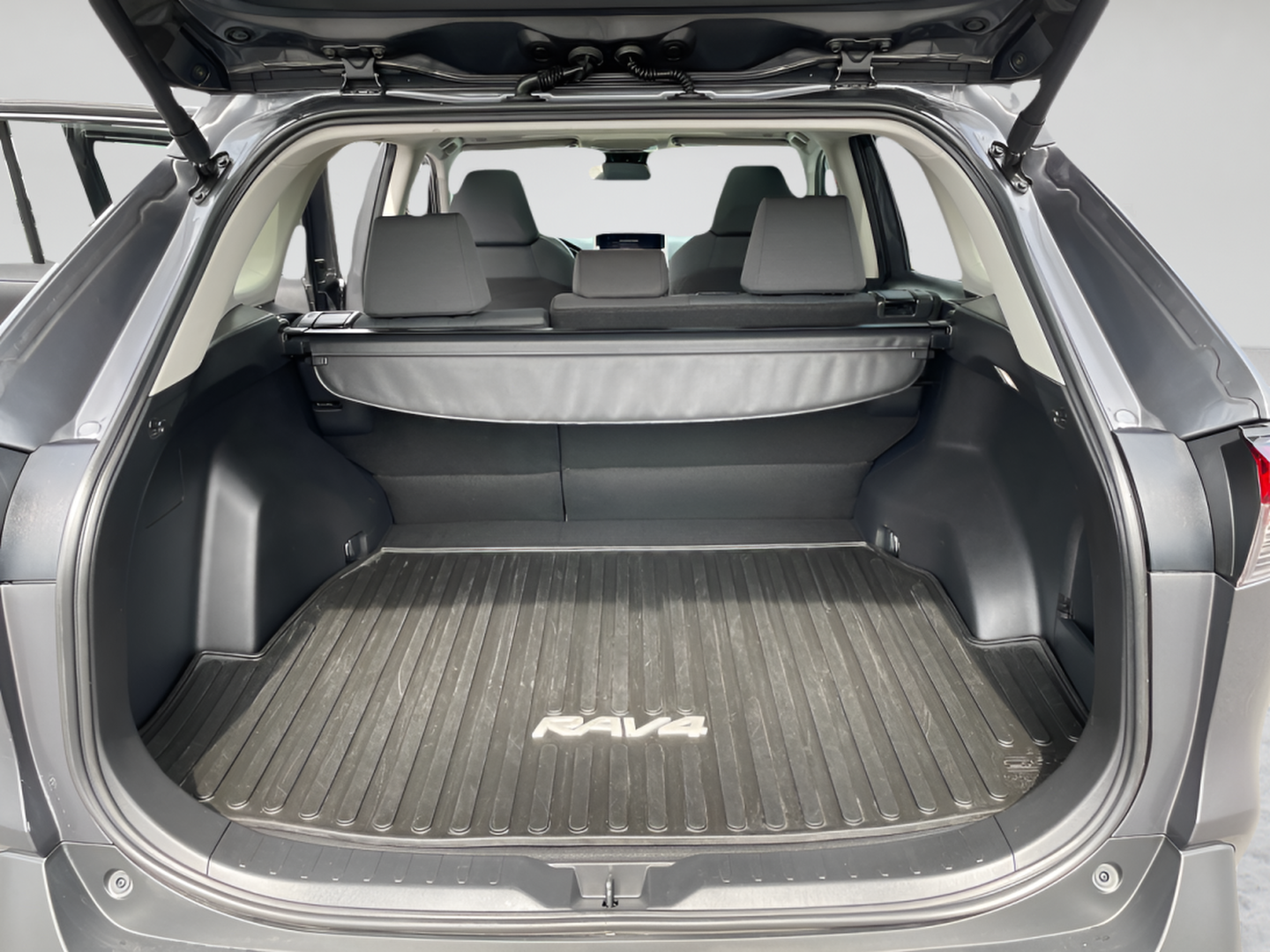 2025 Toyota RAV4 XLE - Photo 15