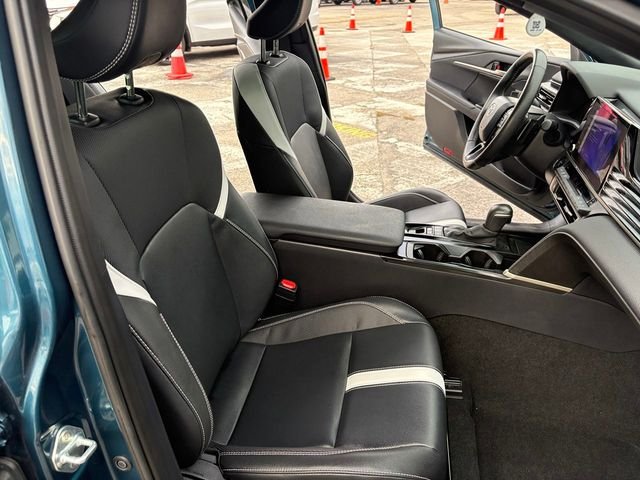 2025 Toyota Camry SE - Photo 23