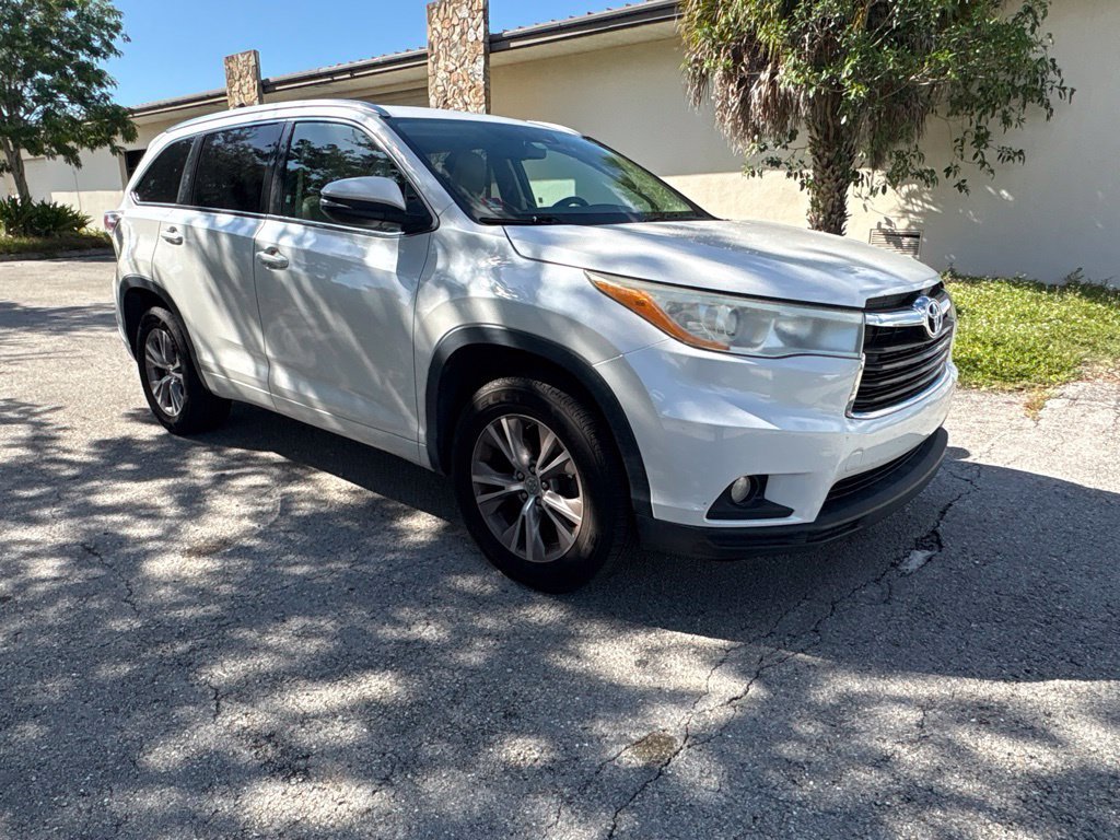 Used 2014  Toyota XLE image 4