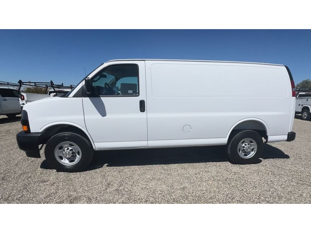 New 2026 Summit White Chevrolet 1WT image 9