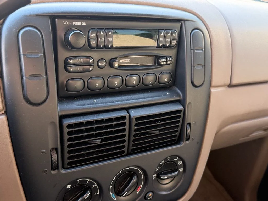 Used 2002  Ford XLS image 11