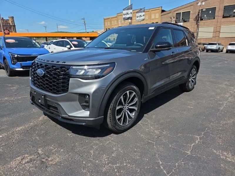 New 2026 Carbonized Gray Metallic Ford ST-Line image 3
