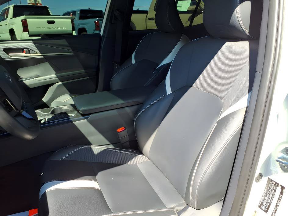 Used 2025 Ice Cap Toyota SE image 13