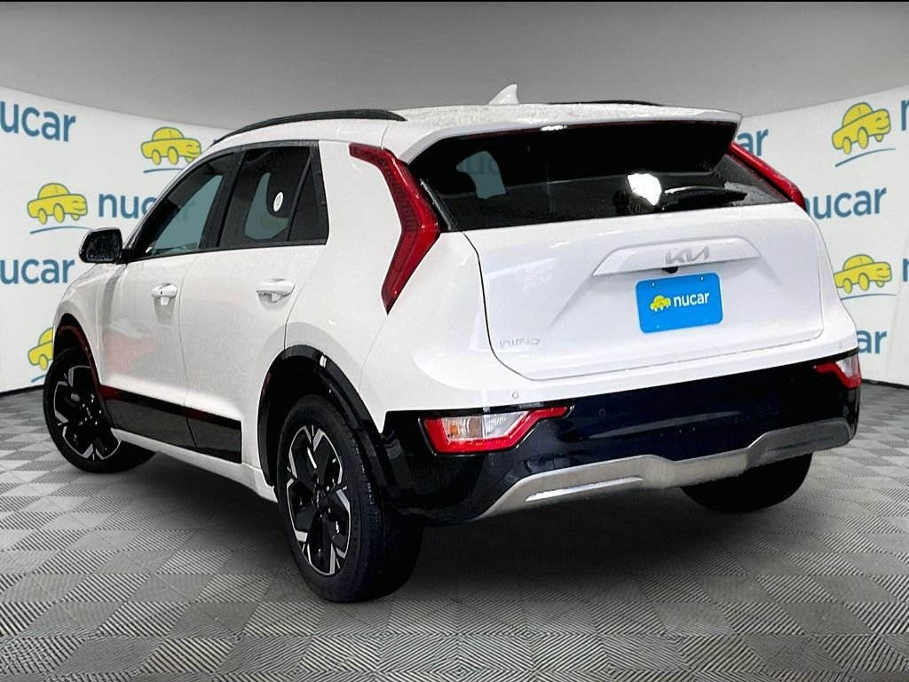 Used 2023 White Kia Wind image 4