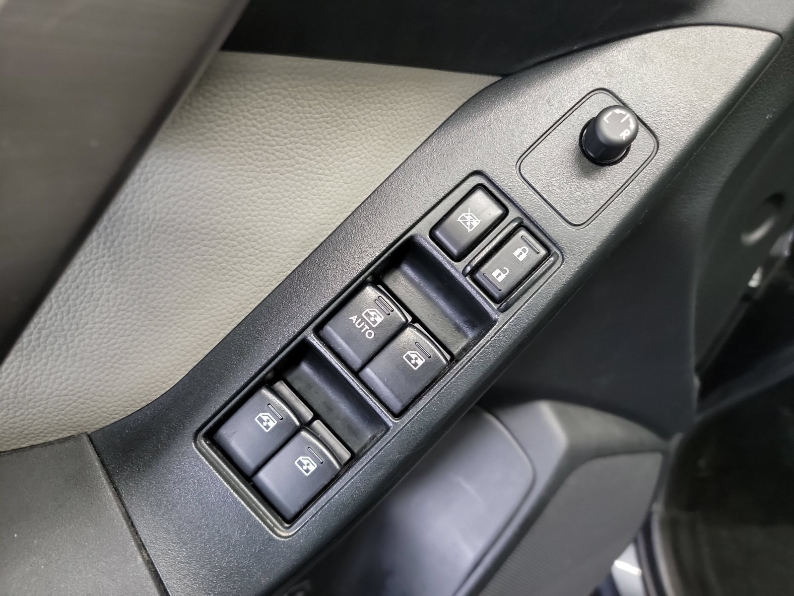 Used 2015 Dark Gray Metallic Subaru 2.5i Premium image 13