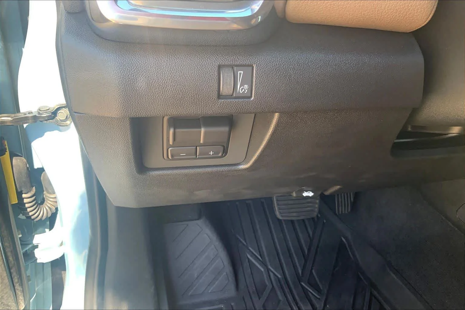Used 2025 Glacier Metallic GMC Denali image 35