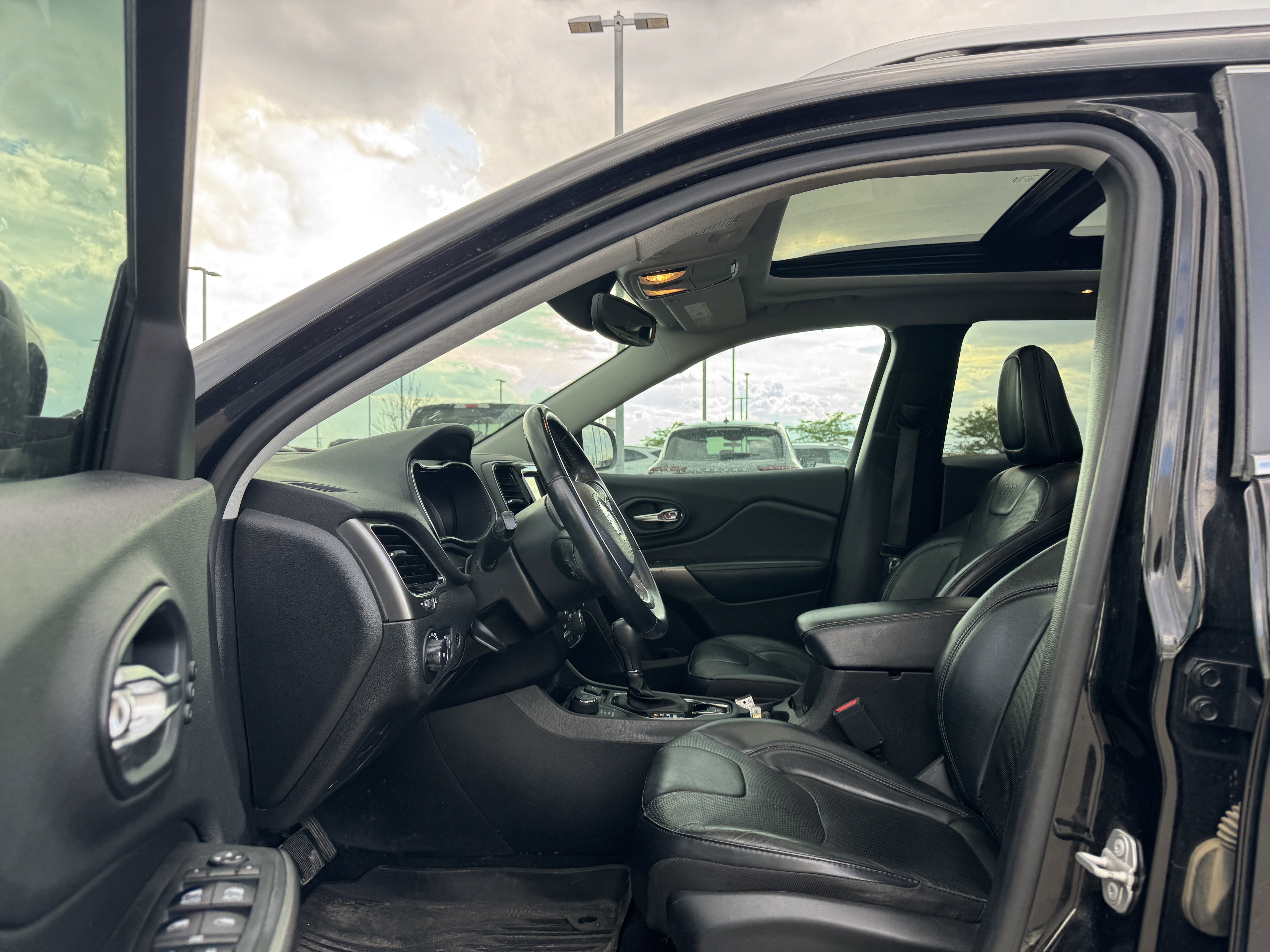 Used 2019 Diamond Black Crystal Pearlcoat Jeep Limited image 5