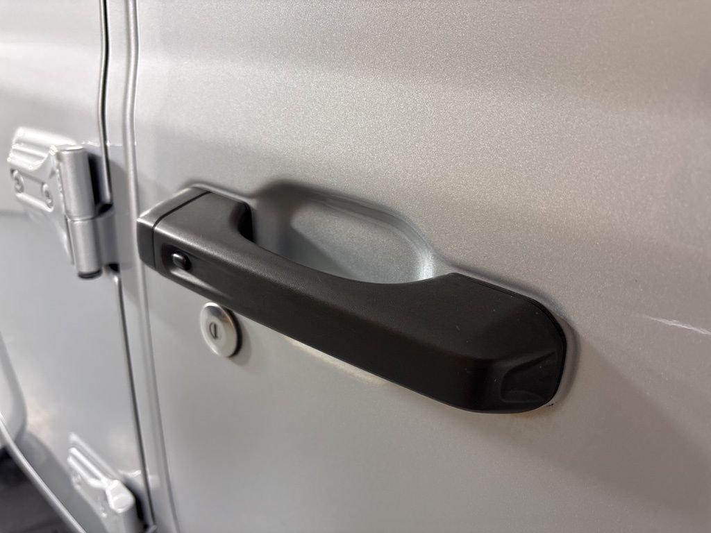Used 2022 Silver Jeep Unlimited Sahara image 12