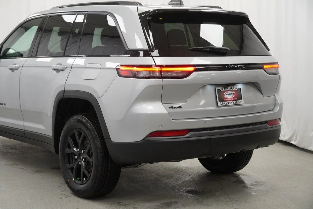 New 2026 Silver Zynith Exterior Paint Jeep Altitude image 12