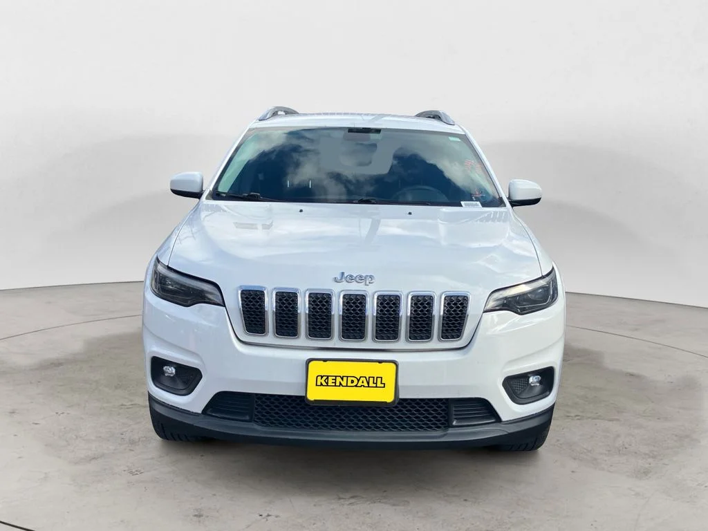 Used 2019 White Jeep Latitude image 4