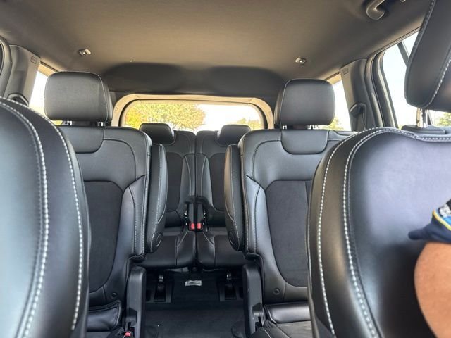 Used 2023 Silver Jeep Altitude image 7