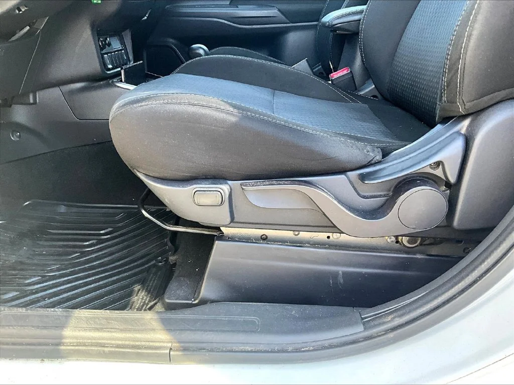 Used 2020 White Mitsubishi ES image 38