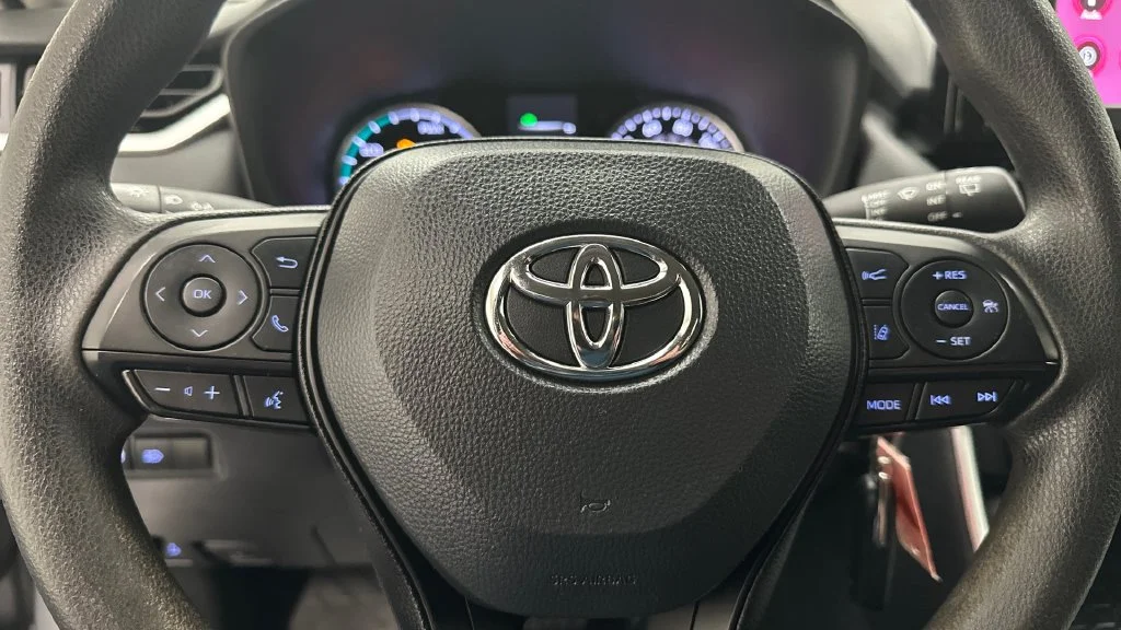 Certified Used 2022 Silver Toyota LE image 16
