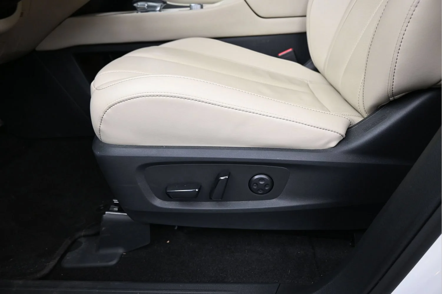 Certified Used 2025 Majestic White INFINITI LUXE image 10