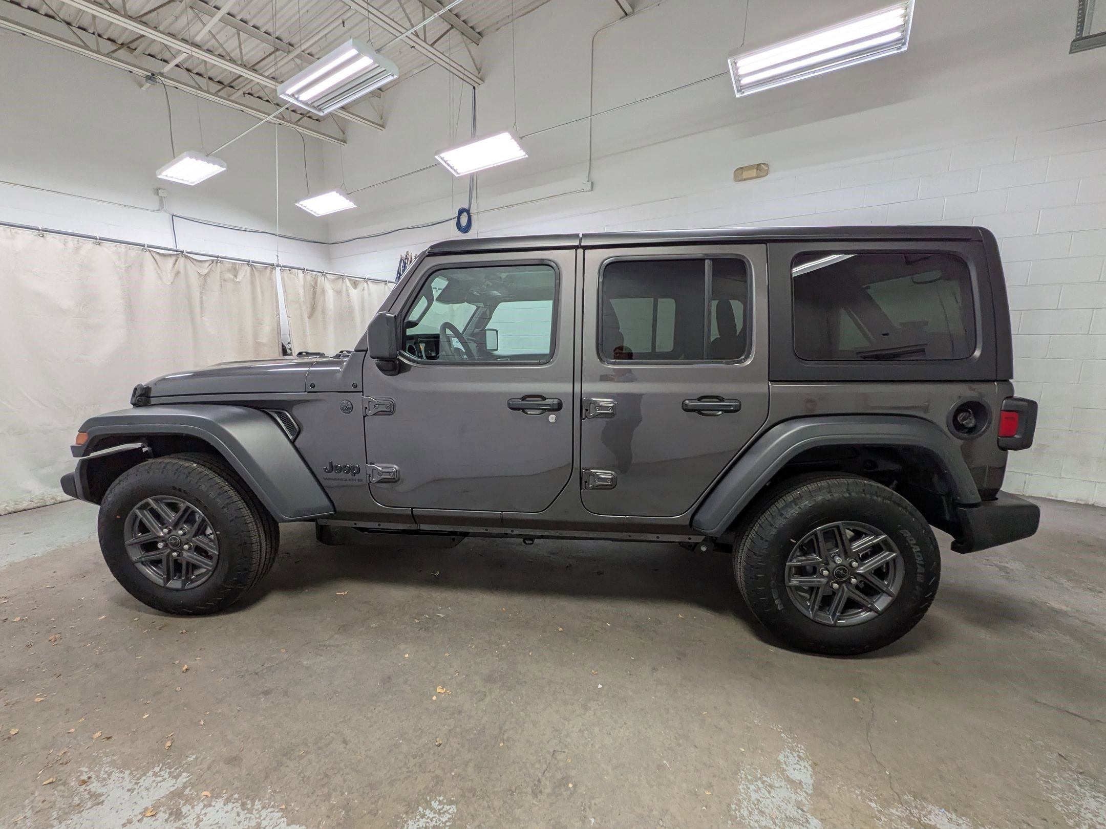 New 2026 Granite Crystal Metallic Clear-Coat Exterior Paint Jeep Sport S image 8