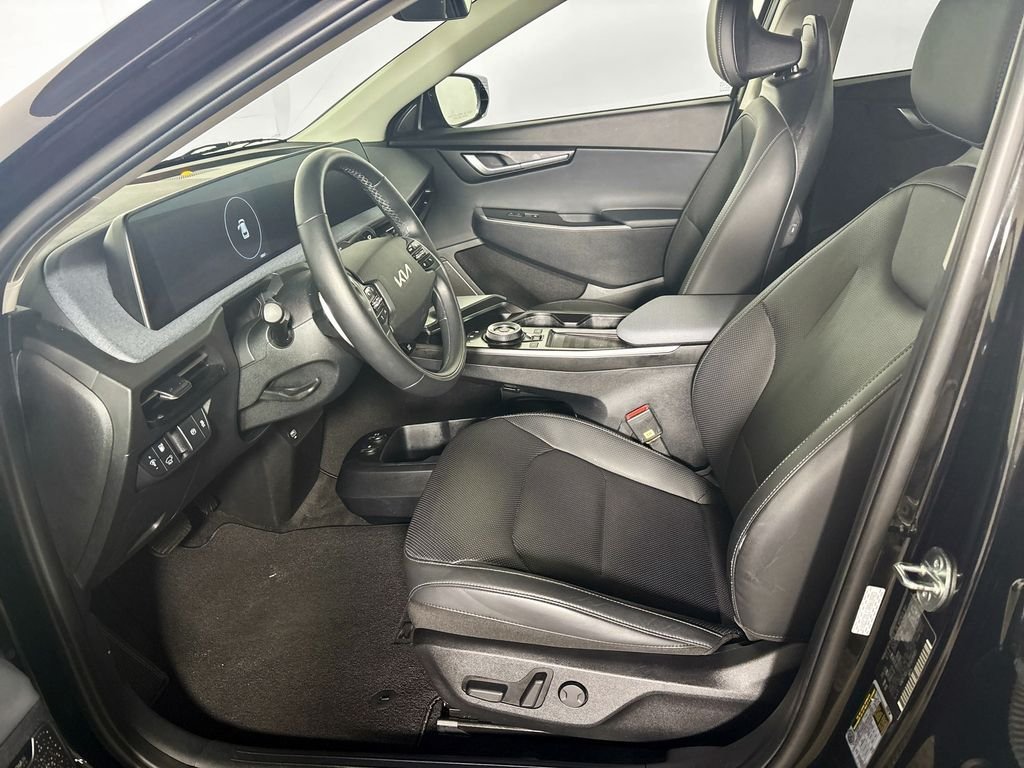 Used 2024 Aurora Black Kia Wind image 11