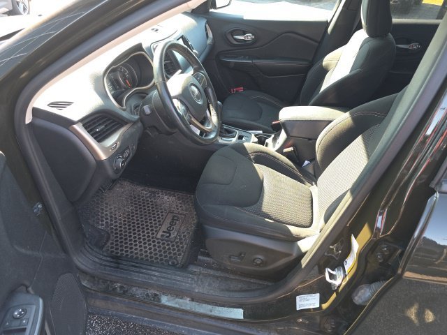 Used 2016 Recon Green Clearcoat Jeep Latitude image 8