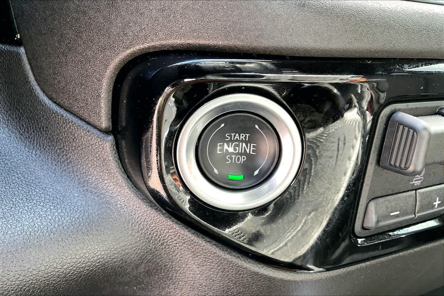 Used 2025 Downpour Metallic GMC Elevation image 32