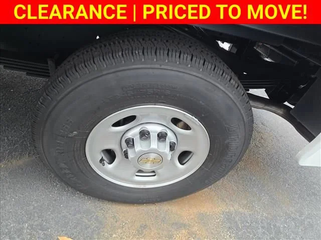 New 2025 Summit White Chevrolet 1WT image 21