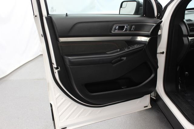 Used 2018 White Platinum Tri-Coat Metallic Ford XLT image 11
