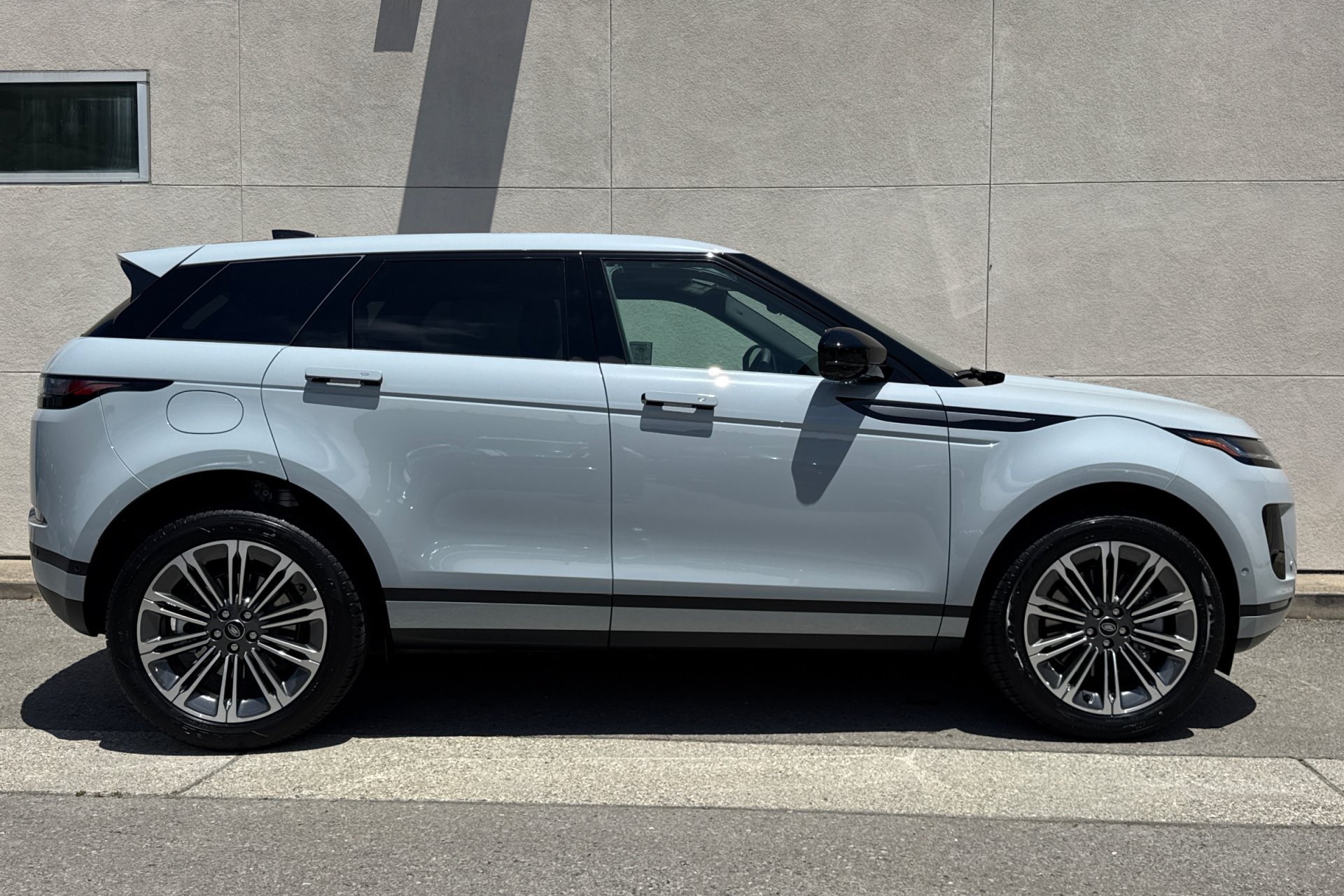 New 2026 Arroios Grey Land Rover Core S image 8