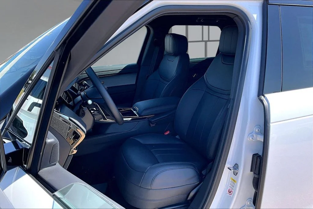 New 2026 White Land Rover Dynamic SE image 9