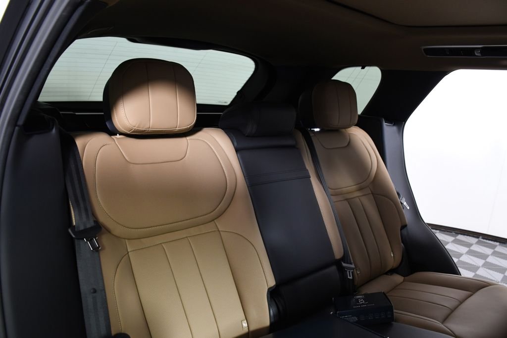 New 2026 Santorini Blk Land Rover Dynamic SE image 22