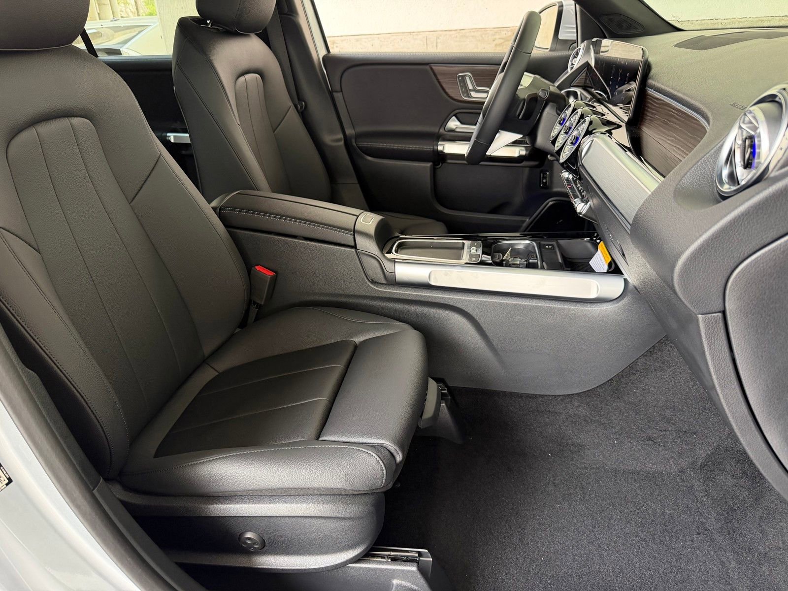 New 2026 Cirrus Silver Metallic Mercedes-Benz GLB 250 image 36