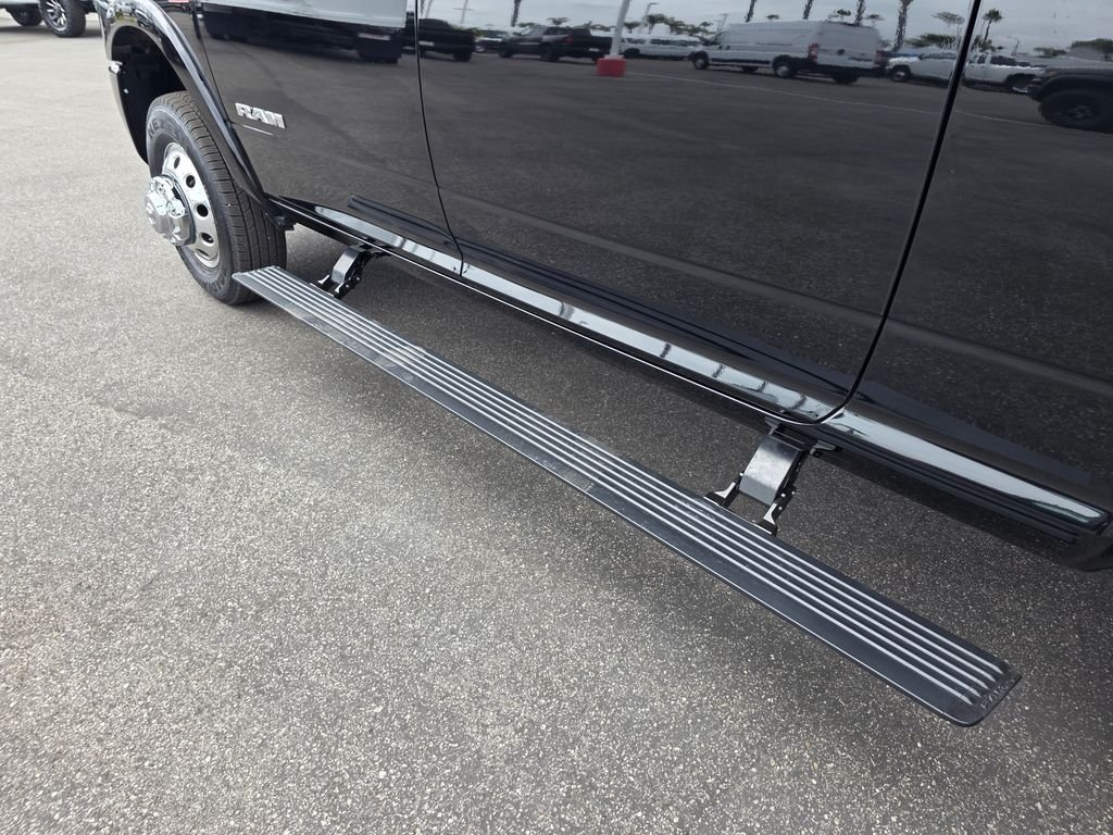 New 2026 Diamond Black Crystal Pearl-Coat Exterior Paint RAM Limited image 11