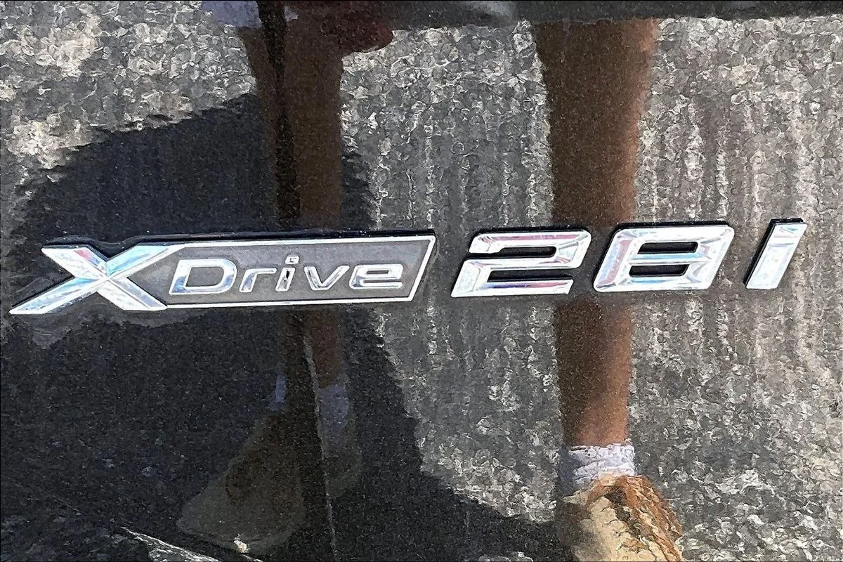 Used 2018 Green BMW xDrive28i image 24