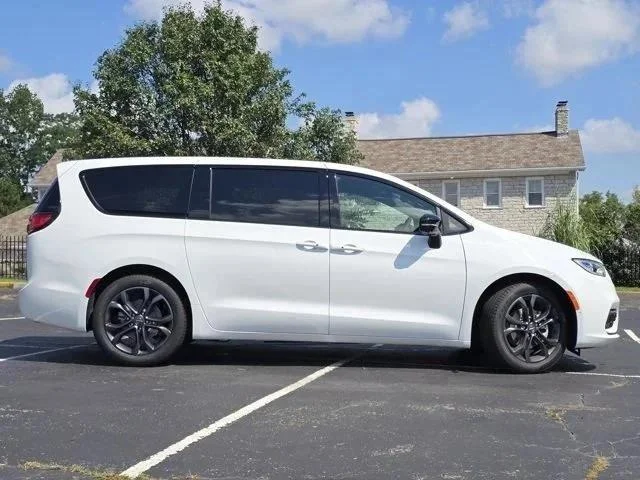 2026 Chrysler Pacifica Select - Photo 25