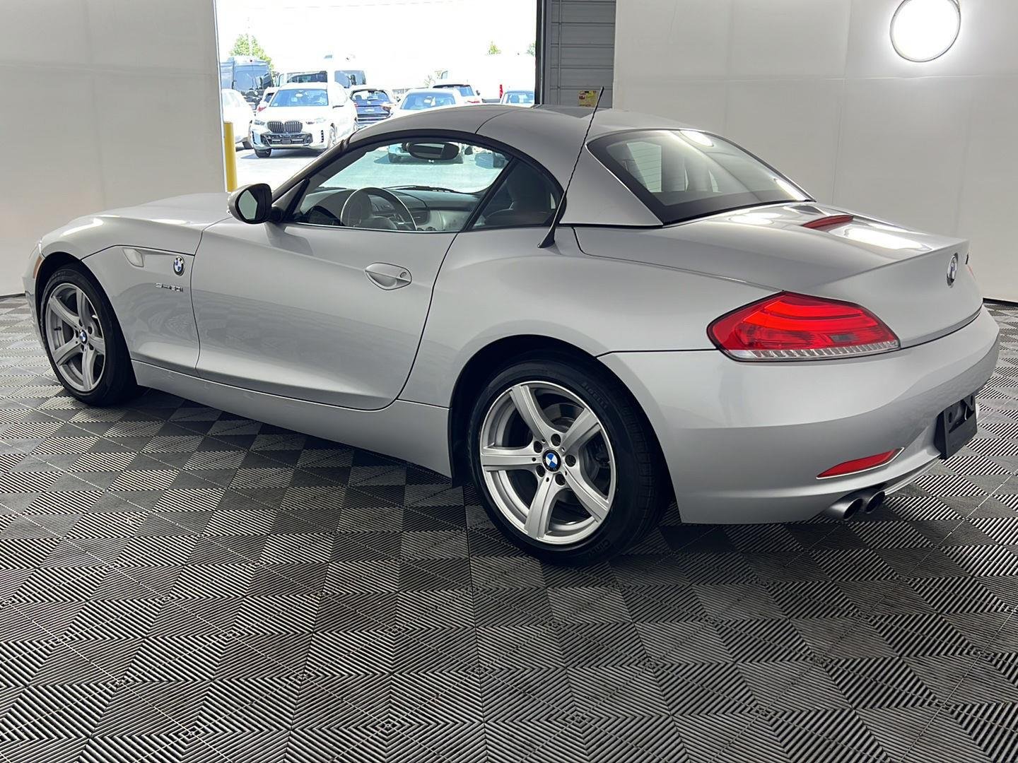 Used 2009 Titanium Silver Metallic BMW sDrive30i image 8