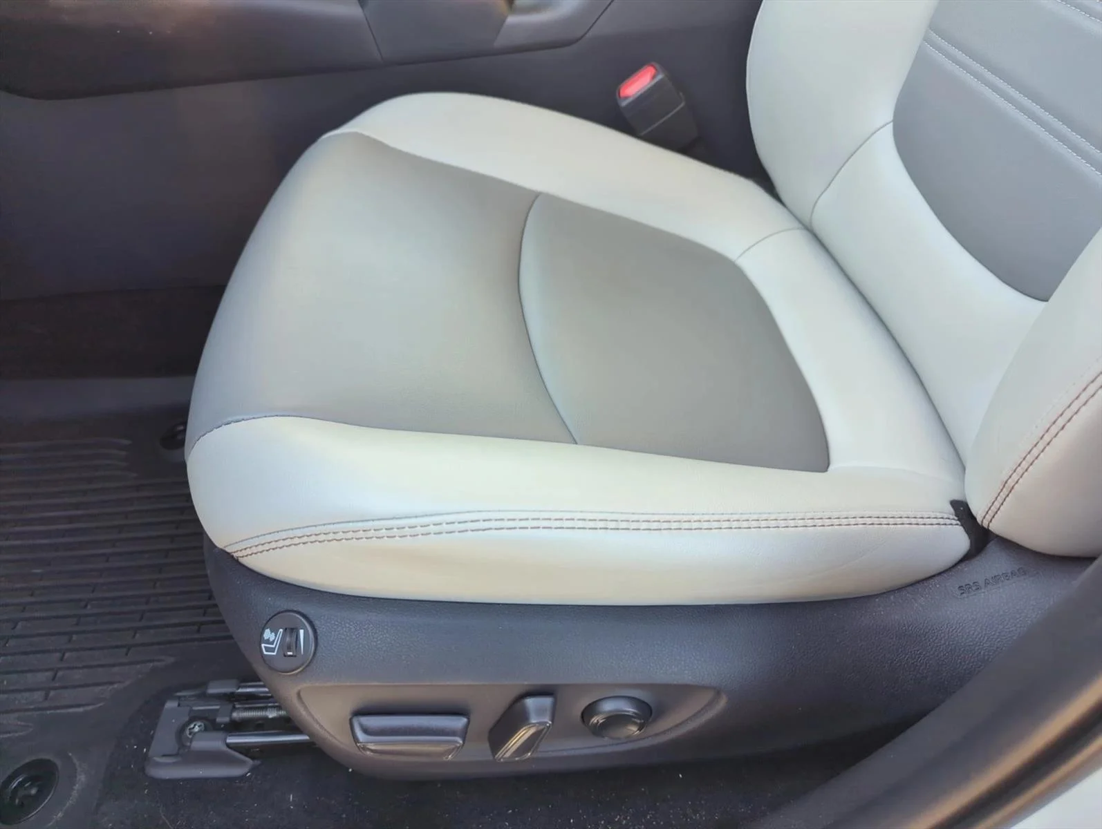 Used 2024 Wind Chill Pearl Toyota XLE Premium image 12