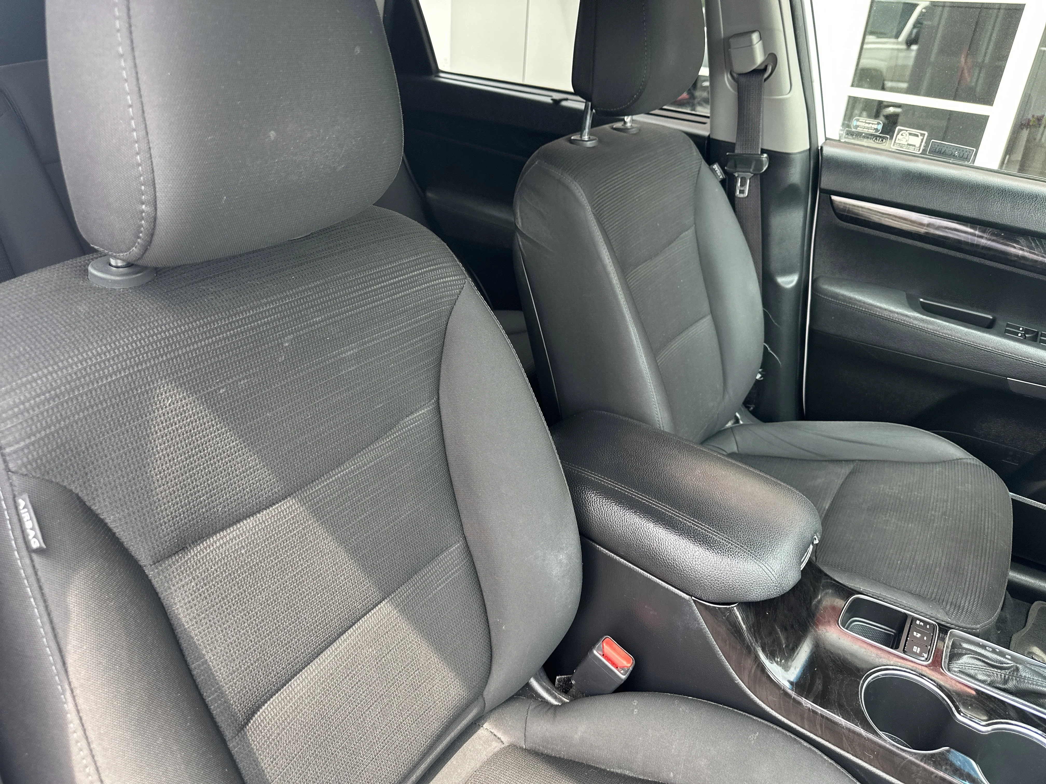 Used 2015 Snow White Pearl Kia LX image 31