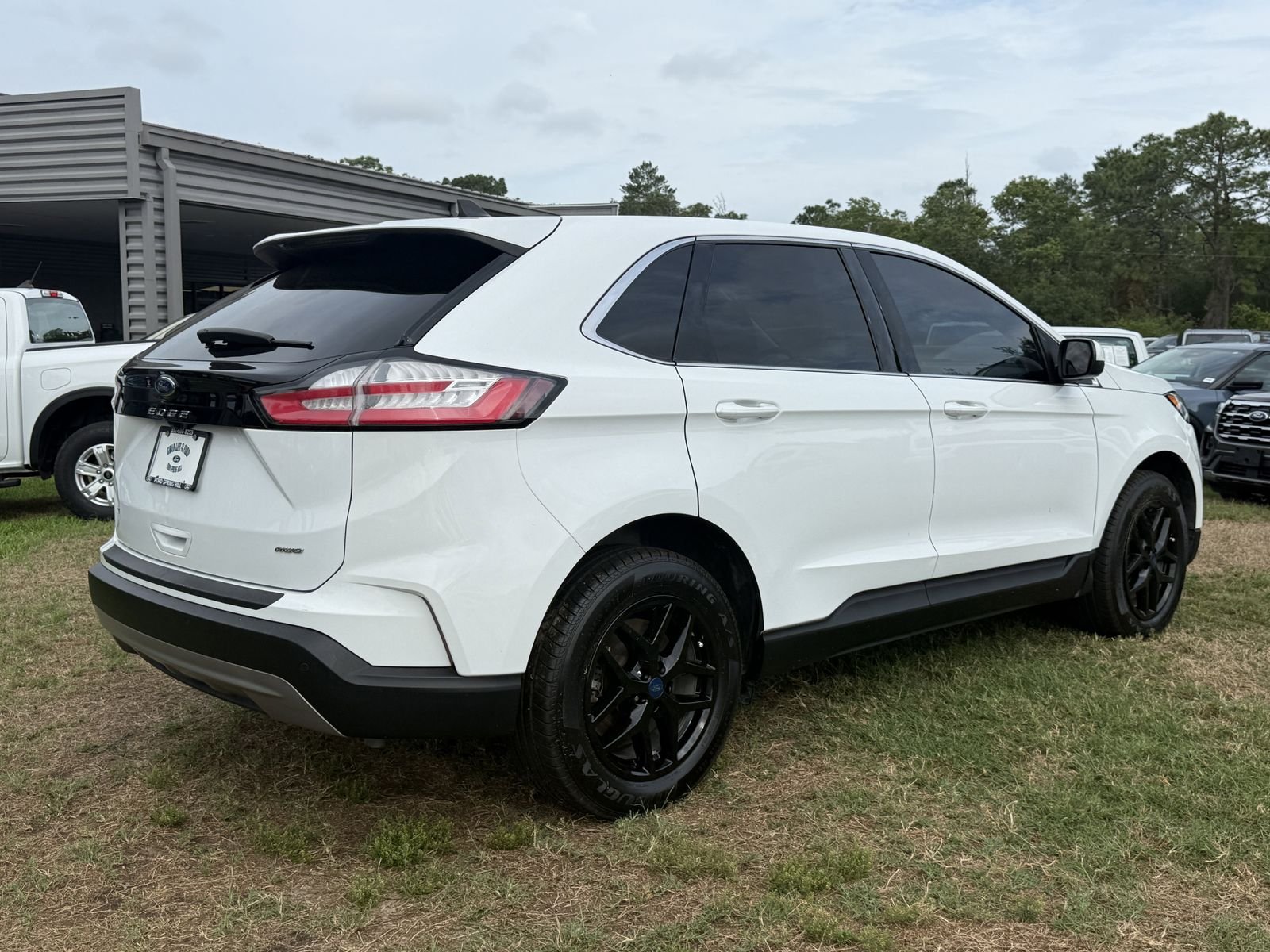 Used 2022 Oxford White Ford SEL image 4
