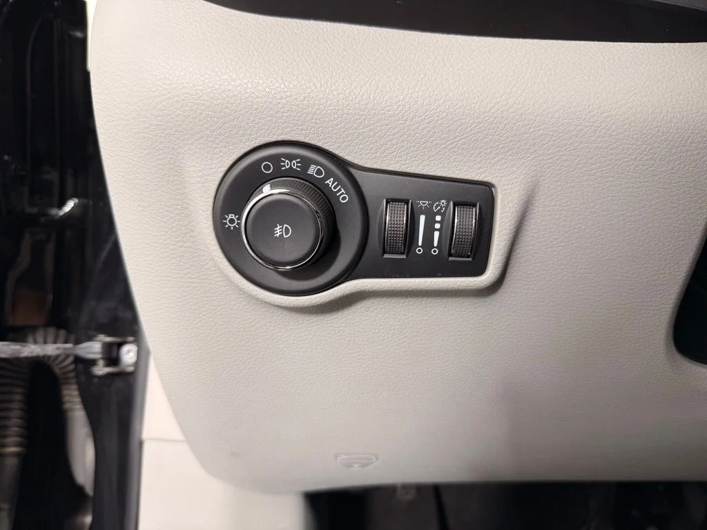 Used 2022 Black Jeep Latitude image 25