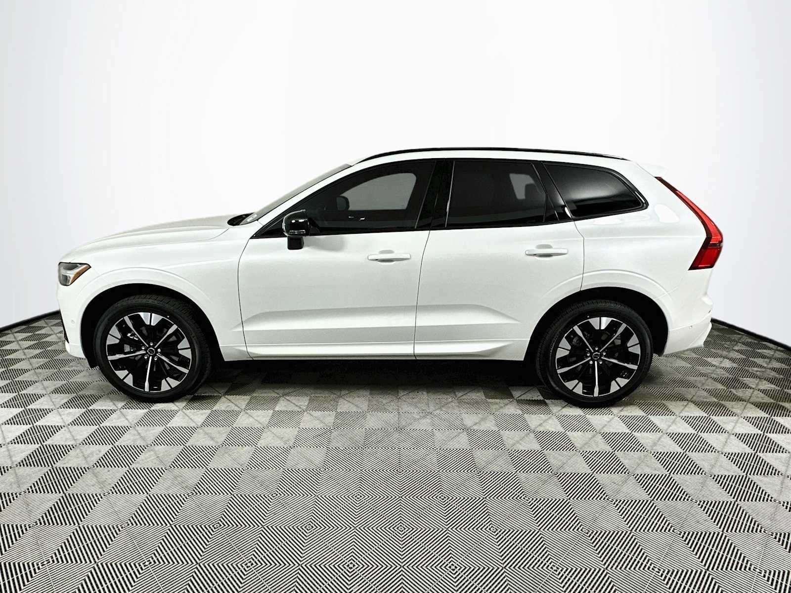 New 2026 Crystal White Volvo Plus image 4