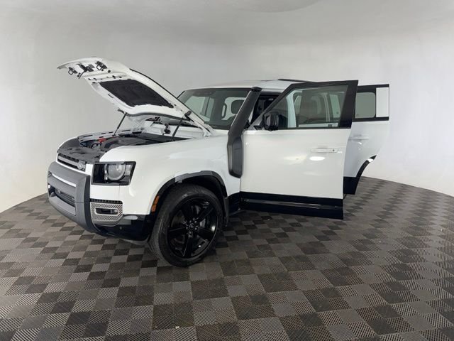 Used 2022 White Land Rover X-Dynamic HSE image 10