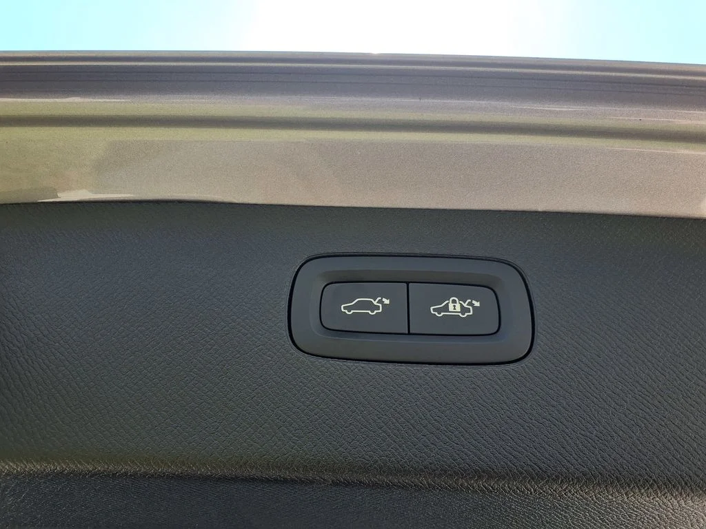 2026 Volvo XC90 Plus - Photo 11