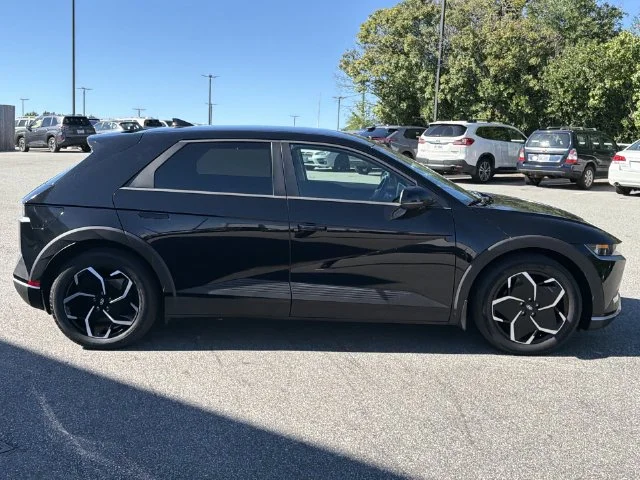 Used 2023 Black Hyundai SE image 14