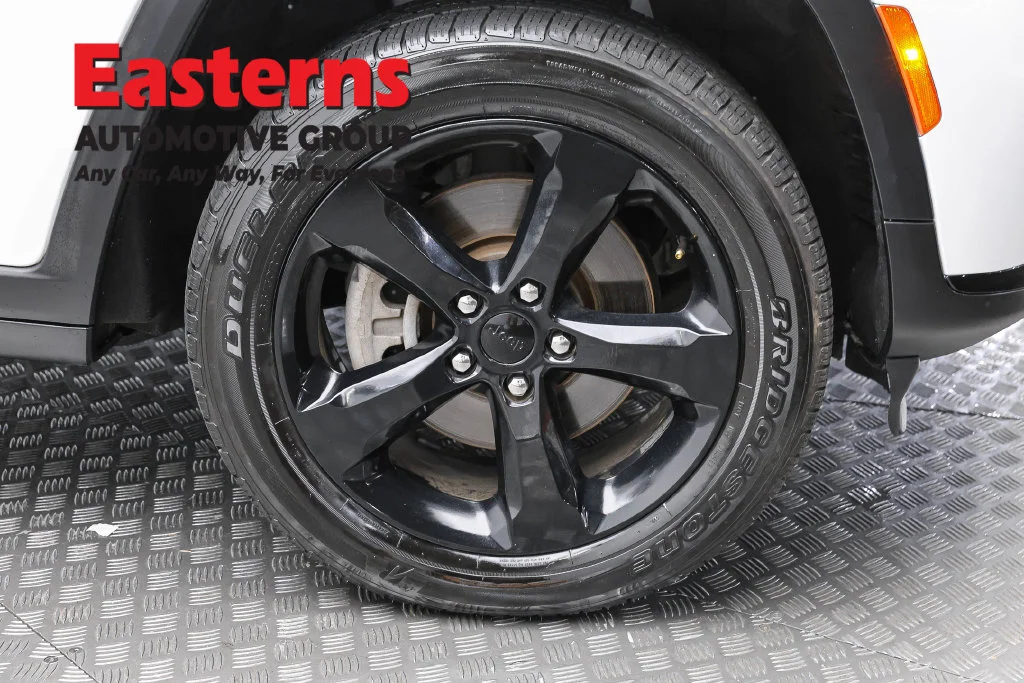 Used 2023 White Jeep Altitude image 33