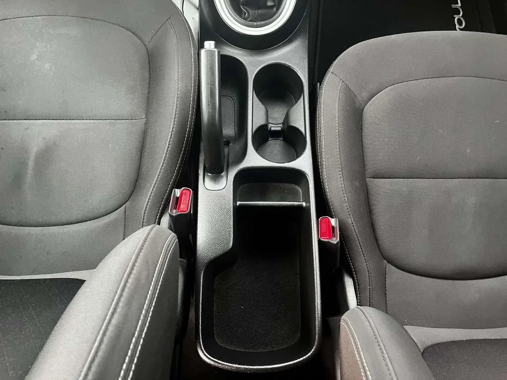 Used 2018 White Kia Base image 13