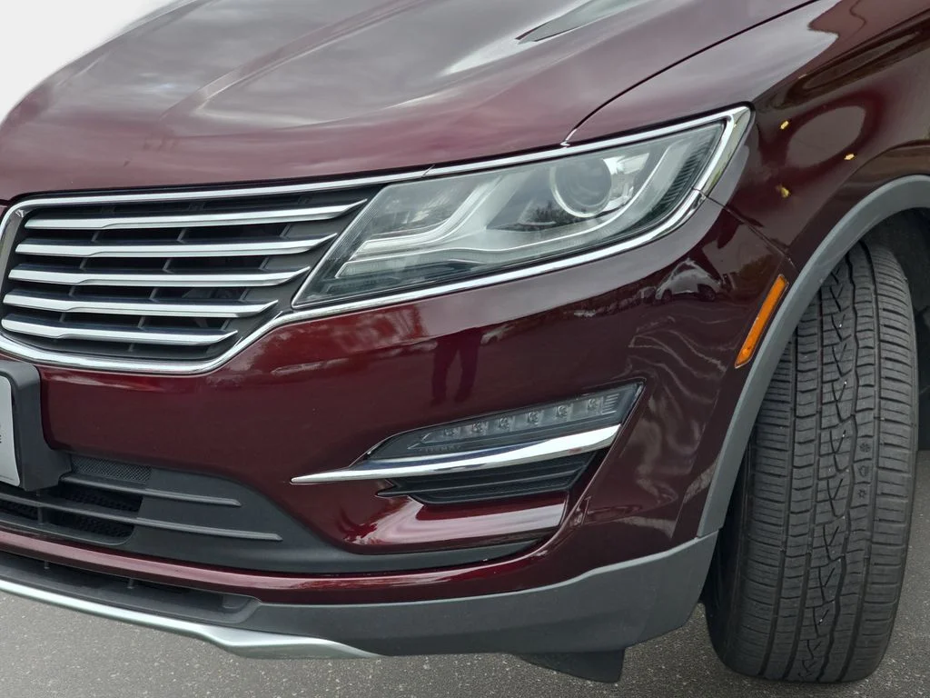 Used 2017 Red Lincoln Reserve image 32