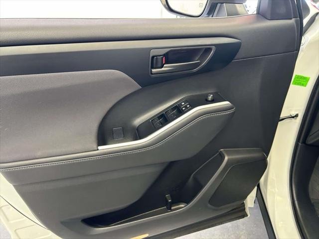 Certified Used 2025 WIND CHILL PEARL Toyota  image 16