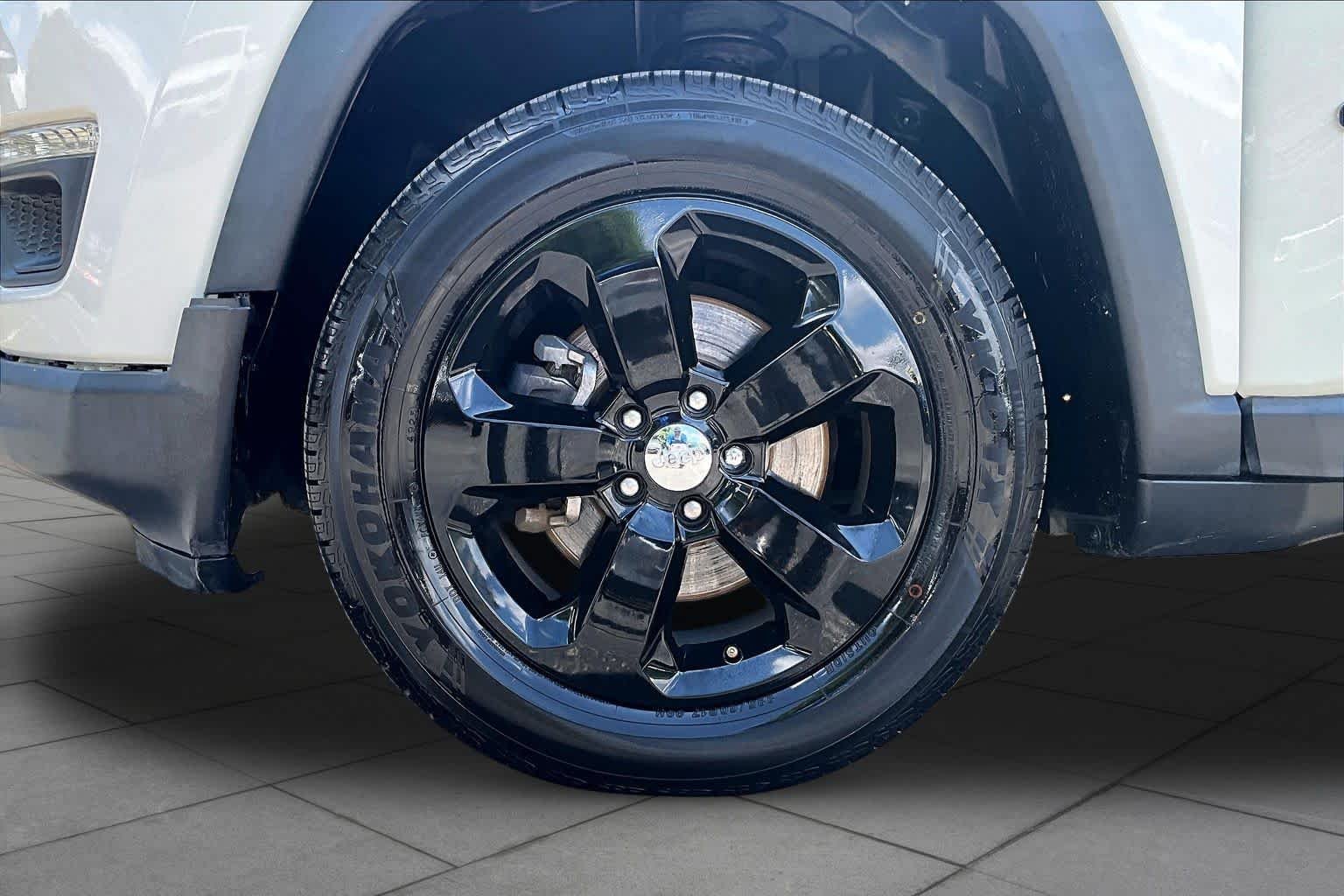 Used 2018 White Clearcoat Jeep Latitude image 11